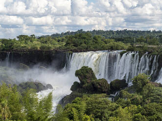 Blick auf die Iguacu-Fälle von der oberen Uferpromenade aus, UNESCO-Weltkulturerbe, Provinz Misiones, Argentinien, Südamerika - RHPLF18321