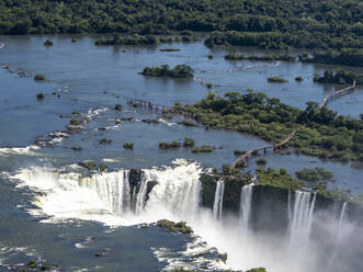 Blick aus dem Hubschrauber auf die Iguacu-Fälle (Cataratas do Iguacu), UNESCO-Weltkulturerbe, Parana, Brasilien, Südamerika - RHPLF18326