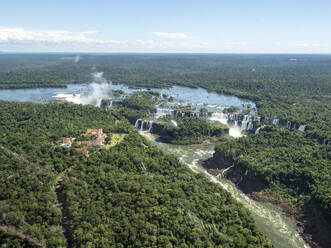 Blick aus dem Hubschrauber auf die Iguacu-Fälle (Cataratas do Iguacu), UNESCO-Weltkulturerbe, Parana, Brasilien, Südamerika - RHPLF18327