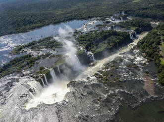 Blick aus dem Hubschrauber auf die Iguacu-Fälle (Cataratas do Iguacu), UNESCO-Weltkulturerbe, Parana, Brasilien, Südamerika - RHPLF18331