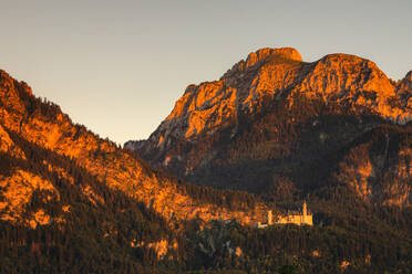 Schloss Neuschwanstein bei Sonnenuntergang, Schwangau, Allgäu, Schwaben, Bayern, Deutschland, Europa - RHPLF18337