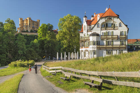 Schloss Hohenschwangau und Hotel Alpenrose, Schwangau, Allgäu, Schwaben, Bayern, Deutschland, Europa - RHPLF18345