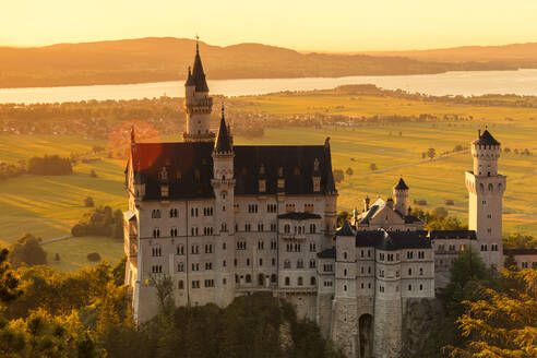 Schloss Neuschwanstein bei Sonnenuntergang, Blick auf den Forggensee, Schwangau, Allgäu, Schwaben, Bayern, Deutschland, Europa - RHPLF18347