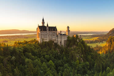 Schloss Neuschwanstein bei Sonnenuntergang, Blick auf den Forggensee, Schwangau, Allgäu, Schwaben, Bayern, Deutschland, Europa - RHPLF18348