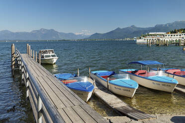 Boote im Hafen von Prien am Chiemsee, Chiemsee, Oberbayern, Deutschland, Europa - RHPLF18357