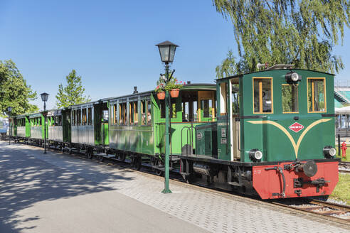 Chiemseebahn am Bahnhof Prien, Prien am Chiemsee, Oberbayern, Deutschland, Europa - RHPLF18358