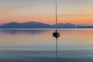 Segelboot bei Sonnenuntergang, Chiemsee und Chiemgauer Alpen, Oberbayern, Deutschland, Europa - RHPLF18360