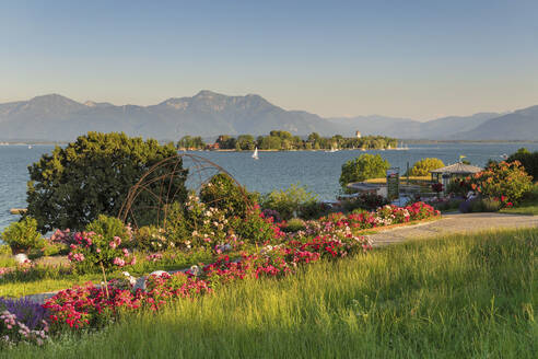 Blick auf die Fraueninsel bei Sonnenuntergang, Gstadt am Chiemsee, Chiemsee, Oberbayern, Deutschland, Europa - RHPLF18361