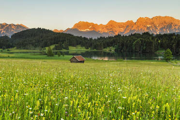 Geroldsee gegen Karwendelgebirge bei Sonnenuntergang, Klais, Werdenfelser Land, Oberbayern, Deutschland, Europa - RHPLF18370