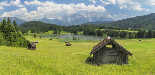 Geroldsee gegen Karwendelgebirge im Sommer, Klais, Werdenfelser Land, Oberbayern, Deutschland, Europa - RHPLF18374