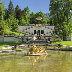 Wasserparterre mit Flora-Brunnen, Blick auf Venus-Tempel, Schloss Linderhof, Werdenfelser Land, Bayerische Alpen, Oberbayern, Deutschland, Europa - RHPLF18379
