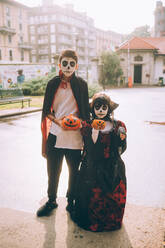 Bruder und Schwester in Halloween-Kostümen mit Jack-O-Lanterns - CUF56573