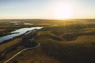 Landschaft mit See bei Sonnenuntergang, Luftaufnahme - RSGF00450