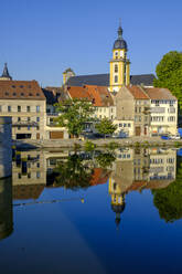Deutschland, Bayern, Kitzingen, Stadtgebäude mit Kirche über den Main gesehen - LBF03267