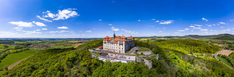 Deutschland, Hessen, Hofbieber, Blick aus dem Hubschrauber auf Schloss Bieberstein an einem sonnigen Herbsttag - AMF08740