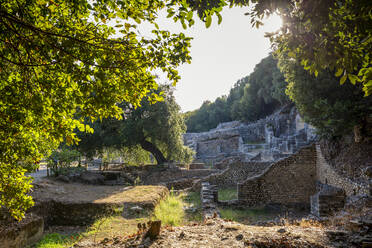 Albanien, Kreis Vlore, Butrint, Überreste der antiken Agora - MAMF01406