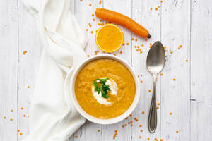 Schüssel mit vegetarischer Linsensuppe mit Karotten, Orangensaft, Creme fraiche und Petersilie - LVF09076