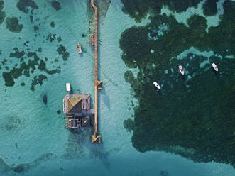 Pier auf türkisfarbenem Meer, Luftaufnahme, Insel Huraa, Malediven - KNTF05828