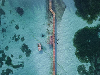 Pier auf türkisfarbenem Meer, Luftaufnahme, Insel Huraa, Malediven - KNTF05830