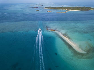 Luftaufnahme eines Motorboots, Insel Hudhuranfushi, Malediven - KNTF05832