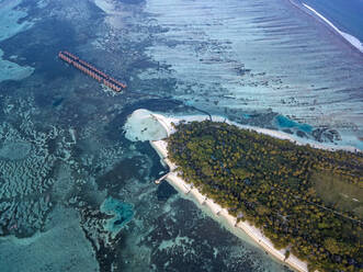 Luftaufnahme der Insel Hudhuranfushi, Malediven - KNTF05837