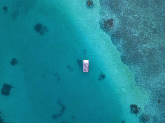 Schwimmende Plattform auf türkisfarbenem Meer, Luftaufnahme - KNTF05841