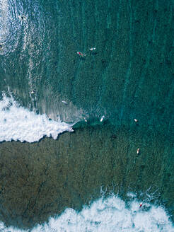 Surfer auf Meereswellen, Luftaufnahme - KNTF05857