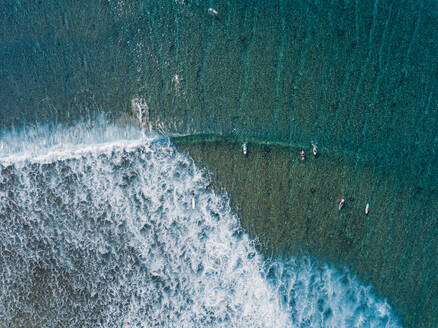 Surfer auf Meereswellen, Luftaufnahme - KNTF05858