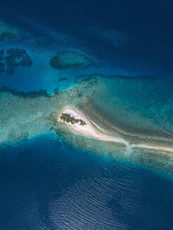 Tropische Insel im Meer, Luftaufnahme - KNTF05863