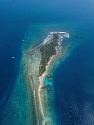 Tropische Insel im Meer, Luftaufnahme - KNTF05864