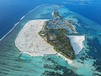 Malediven, Kaafu Atoll, Luftaufnahme der Insel Huraa - KNTF05871