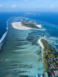 Malediven, Kaafu Atoll, Luftaufnahme der Insel Huraa - KNTF05877