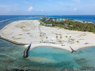 Maldives, Kaafu Atoll, Aerial view of sandy beach of Huraa island - KNTF05880