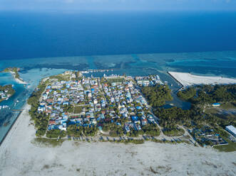 Malediven, Kaafu Atoll, Luftaufnahme des Dorfes auf der Insel Huraa - KNTF05882