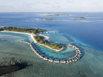 Malediven, Kaafu Atoll, Luftaufnahme der Bungalows einer Ferienanlage auf der Insel Kanuhuraa - KNTF05891