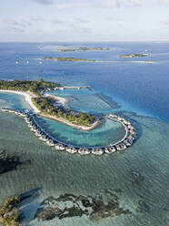 Malediven, Kaafu Atoll, Luftaufnahme der Bungalows einer Ferienanlage auf der Insel Kanuhuraa - KNTF05892