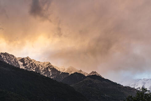 Himalaya-Gipfel bei bewölktem Sonnenuntergang - JMPF00688