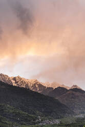 Himalaya-Gipfel bei bewölktem Sonnenuntergang - JMPF00689