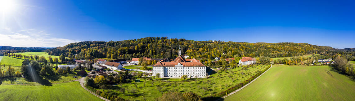 Deutschland, Bayern, Schaftlarn, Blick aus dem Hubschrauber auf die Abtei Schaftlarn an einem sonnigen Herbsttag - AMF08744