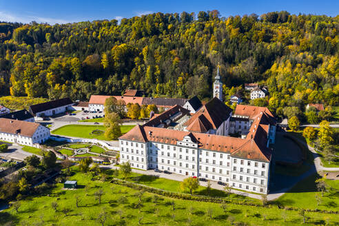 Deutschland, Bayern, Schaftlarn, Blick aus dem Hubschrauber auf die Abtei Schaftlarn an einem sonnigen Herbsttag - AMF08745
