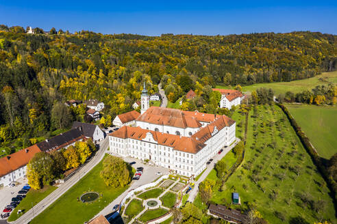 Deutschland, Bayern, Schaftlarn, Blick aus dem Hubschrauber auf die Abtei Schaftlarn an einem sonnigen Herbsttag - AMF08747