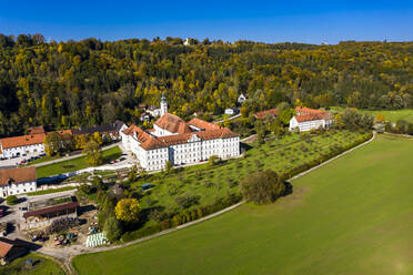 Deutschland, Bayern, Schaftlarn, Blick aus dem Hubschrauber auf die Abtei Schaftlarn an einem sonnigen Herbsttag - AMF08748