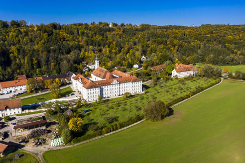 Deutschland, Bayern, Schaftlarn, Blick aus dem Hubschrauber auf die Abtei Schaftlarn an einem sonnigen Herbsttag - AMF08748