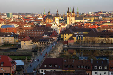 Deutschland, Franken, Würzburg, Blick auf die Stadt mit Alter Brücke und Dom - NDF01182