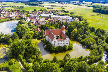 Deutschland, Bayern, Wasserschloss mit Bäumen umgeben, Luftaufnahme - AMF08751