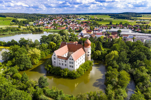 Deutschland, Bayern, Wasserschloss mit Bäumen umgeben, Luftaufnahme - AMF08752