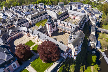 Deutschland, Weilburg, Schloss Weilburg mit barocker Schlossanlage, altem Rathaus und Schlosskirche mit Turm, Luftaufnahme - AMF08755