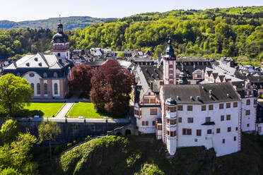 Deutschland, Weilburg, Schloss Weilburg mit barocker Schlossanlage, altem Rathaus und Schlosskirche mit Turm, Luftaufnahme - AMF08757
