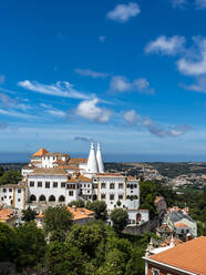 Portugal, Bezirk Lissabon, Sintra, Blauer Himmel über dem Sintra National Palace im Sommer - AMF08767
