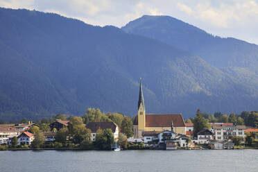 Deutschland, Bayern, Rottach-Egern, Stadt am Ufer des Tegernsees mit Bergen im Hintergrund - WIF04362